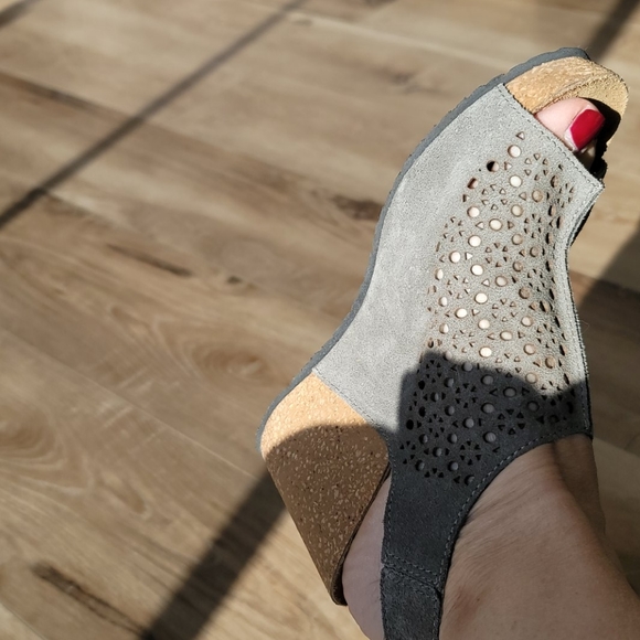 Grey peek a boo toe wedges - Picture 2 of 3